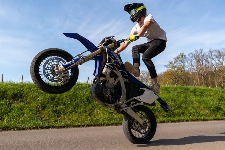 un motard en plein entrainement