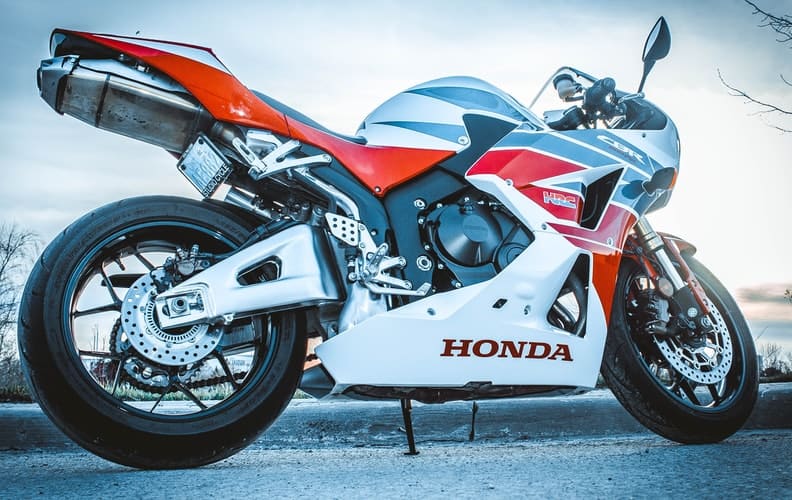 une moto honda