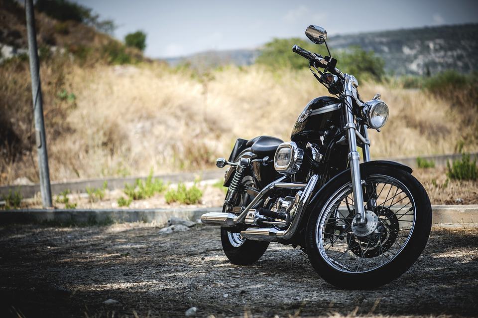 une moto harley davidson