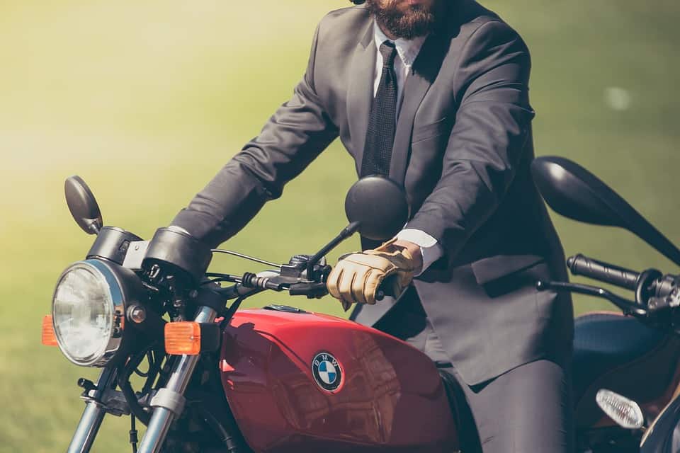 une moto rouge