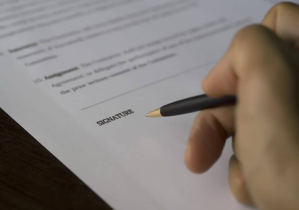 Quelles informations doit contenir un contrat d’assurance moto ?