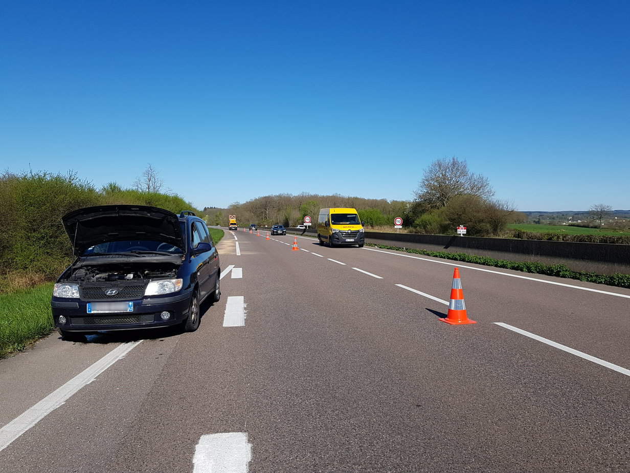 voiture sur le bas côté